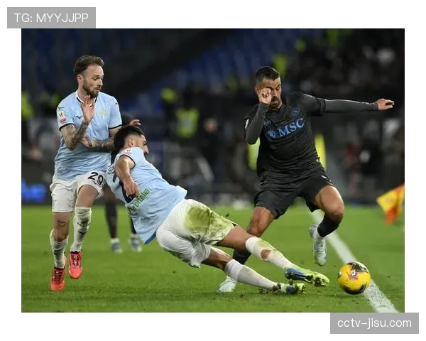 那不勒斯主场球迷抗议球队战绩，比赛第60分钟集体背对球场